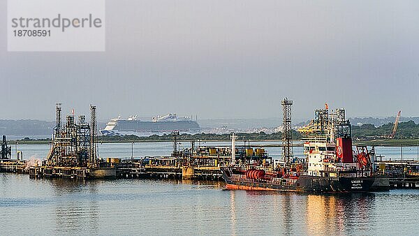 Sonnenaufgang über Gastankern und Esso Oil Terminal  Southampton  Hampshire  England  Großbritannien  Europa