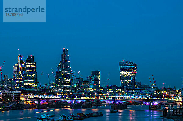 Londoner Skyline in der Abenddämmerung
