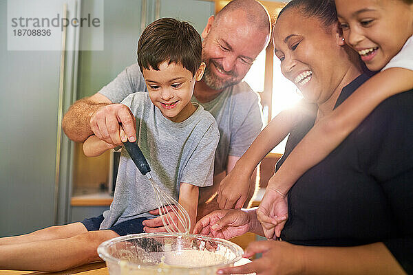 Glückliche Familie  die zu Hause gemeinsam in der Küche backt