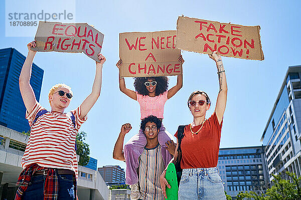 Porträt junger Demonstrantenfreunde mit Gleichberechtigungsschildern in der Stadt