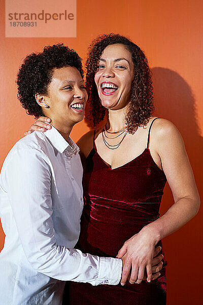 Porträt glückliches  schönes lesbisches Paar  das lacht und umarmt