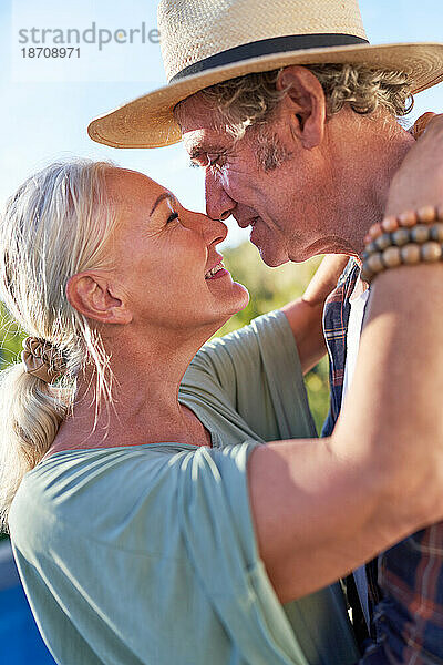 Nahaufnahme eines glücklichen  liebevollen älteren Paares  das sich umarmt und küsst