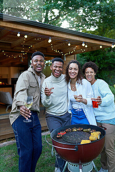 Porträt eines glücklichen lesbischen und schwulen männlichen Paares beim Grillen