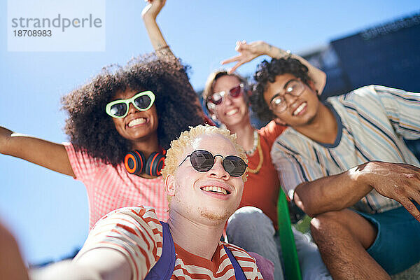 Selfie POV-Porträt glücklicher junger Freunde in der sonnigen Stadt