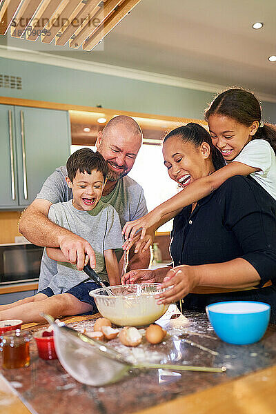 Glückliche Familie  die zu Hause gemeinsam in der Küche backt