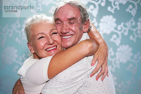 Nahaufnahme eines Porträts eines glücklichen  liebevollen älteren Paares  das sich umarmt