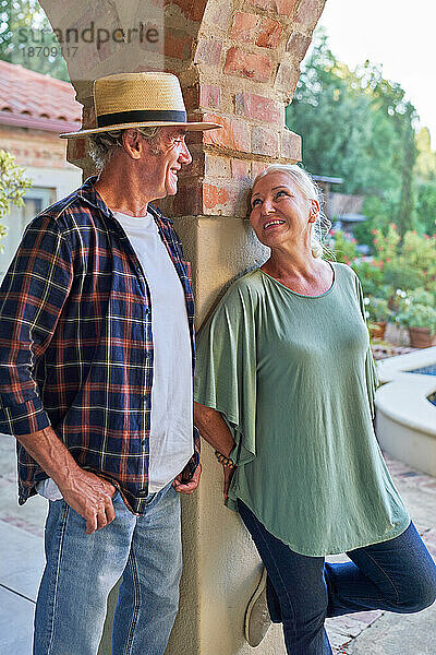 Glückliches älteres Paar unterhält sich auf der Terrasse