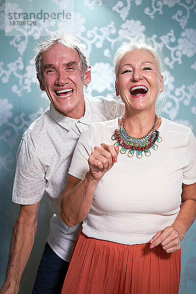 Porträt eines glücklichen  unbeschwerten Seniorenpaares beim Tanzen
