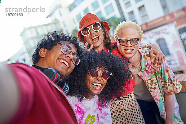 Selfie POV-Porträt glücklicher junger Freunde auf dem städtischen Balkon