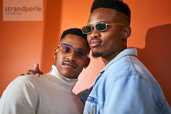 Porträt eines selbstbewussten  coolen jungen schwulen männlichen Paares mit Sonnenbrille