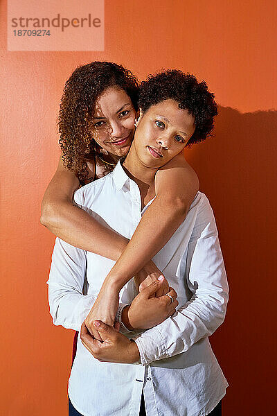 Porträt selbstbewusstes  schönes lesbisches Paar  das sich umarmt