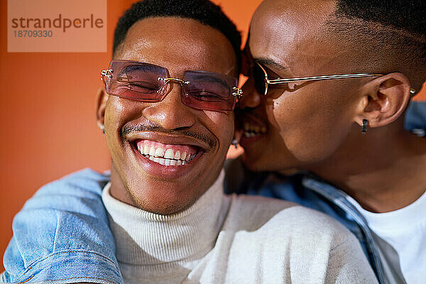 Nahaufnahme eines Porträts eines glücklichen jungen schwulen männlichen Paares mit Sonnenbrille