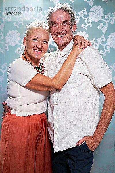 Porträt eines glücklichen älteren Paares  das sich umarmt