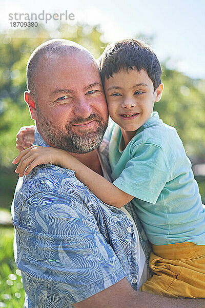 Porträt lächelnder Vater mit süßem Sohn mit Down-Syndrom