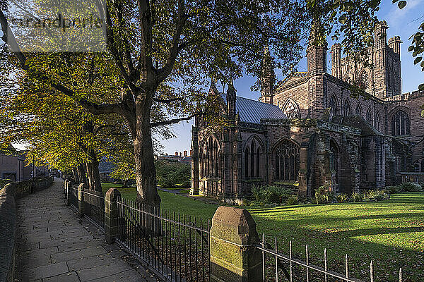 Die Kathedrale von Chester und die Stadtmauern im Herbst  Chester  Cheshire  England  Vereinigtes Königreich  Europa