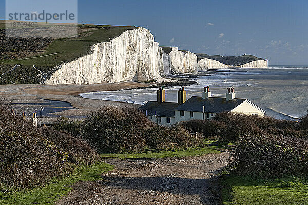 Die weißen Kreidefelsen der Seven Sisters von Cuckmere Haven  South Downs National Park  East Sussex  England  Vereinigtes Königreich  Europa