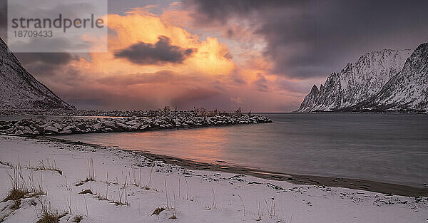 Panoramabild des Ersfjords und der Teufelszähne vom Strand Ersfjordstranda bei Sonnenuntergang im Winter  Senja  Kreis Troms og Finnmark  Norwegen  Skandinavien  Europa