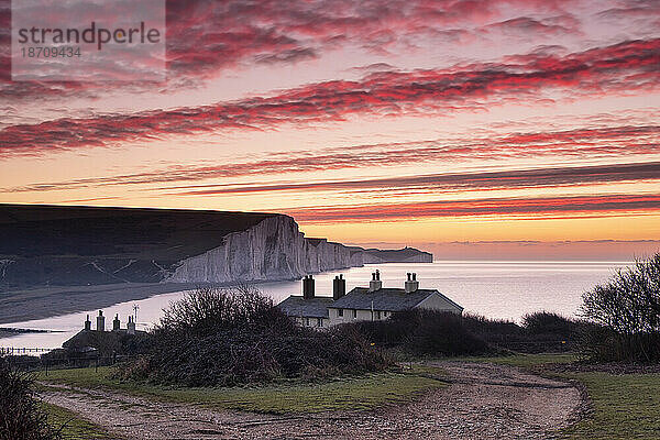 Die weißen Kreidefelsen der Seven Sisters im Morgengrauen von Cuckmere Haven  South Downs National Park  East Sussex  England  Vereinigtes Königreich  Europa