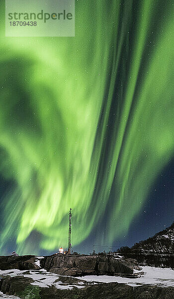 Die Aurora Borealis (Nordlichter) über dem Leuchtturm von Tungeneset  Tungeneset  Senja  Kreis Troms und Finnmark  Norwegen  Skandinavien  Europa