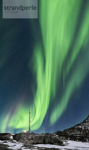 Die Aurora Borealis (Nordlichter) über dem Leuchtturm von Tungeneset  Tungeneset  Senja  Kreis Troms und Finnmark  Norwegen  Skandinavien  Europa