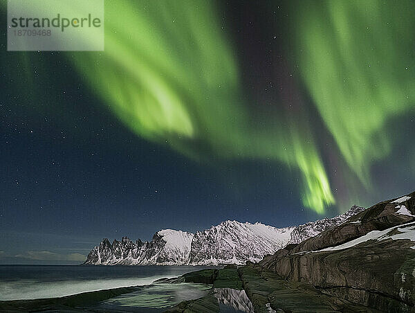 Die Anzeige der Aurora Borealis (Nordlichter) über dem Teufelskiefer (Teufelszähne) (Okshornan-Gebirge)  Tungeneset  Senja  Troms og Finnmark County  Norwegen  Skandinavien  Europa