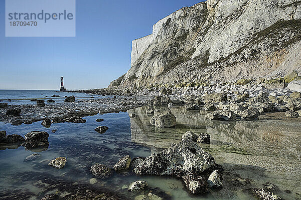 Beachy Head Lighthouse und Beachy Head White Chalk Cliffs von der Küste aus gesehen  Beachy Head  in der Nähe von Eastbourne  South Downs National Park  East Sussex  England  Vereinigtes Königreich  Europa