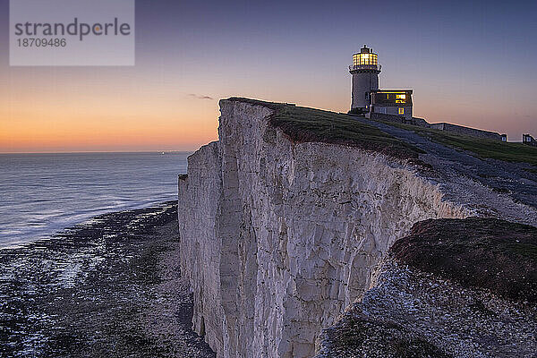 Belle Tout Leuchtturm in der Abenddämmerung  Beachy Head  in der Nähe von Eastbourne  South Downs Nationalpark  East Sussex  England  Vereinigtes Königreich  Europa