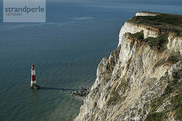 Beachy Head Lighthouse und Beachy Head von der Klippe  in der Nähe von Eastbourne  South Downs National Park  East Sussex  England  Vereinigtes Königreich  Europa