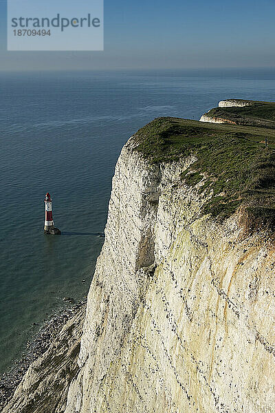 Beachy Head Lighthouse und Beachy Head von der Klippe  in der Nähe von Eastbourne  South Downs National Park  East Sussex  England  Vereinigtes Königreich  Europa