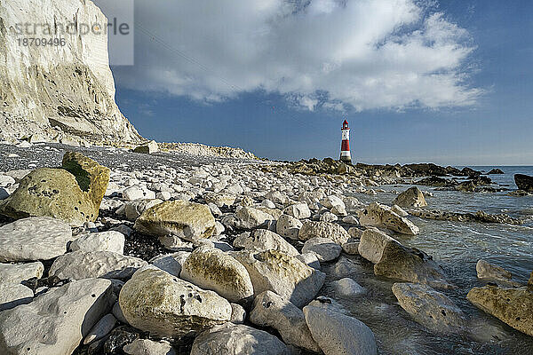 Kreidefelsen unter Beachy Head und Beachy Head Lighthouse  in der Nähe von Eastbourne  South Downs National Park  East Sussex  England  Vereinigtes Königreich  Europa