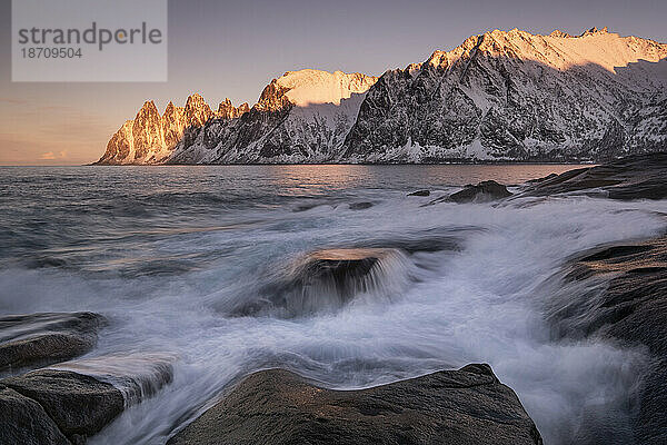 Raue See am Teufelskiefer (Teufelszähne) bei Sonnenuntergang  Tungeneset  Senja  Troms og Finnmark County  Norwegen  Skandinavien  Europa