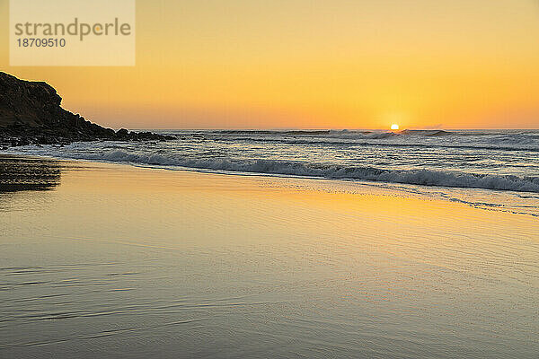 Sonnenuntergang am Playa del Castillo  El Cotillo  Fuerteventura  Kanarische Inseln  Spanien  Atlantik  Europa