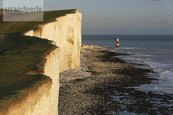 Abendlicht auf Beachy Head Lighthouse & Beachy Head  in der Nähe von Eastbourne  South Downs National Park  East Sussex  England  Vereinigtes Königreich  Europa