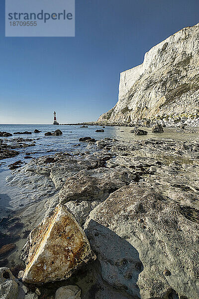 Kreidefelsen unter Beachy Head und Beachy Head Lighthouse  in der Nähe von Eastbourne  South Downs National Park  East Sussex  England  Vereinigtes Königreich  Europa