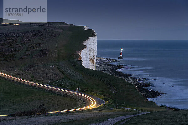 Beachy Head Lighthouse und Beachy Head bei Nacht  in der Nähe von Eastbourne  South Downs National Park  East Sussex  England  Vereinigtes Königreich  Europa