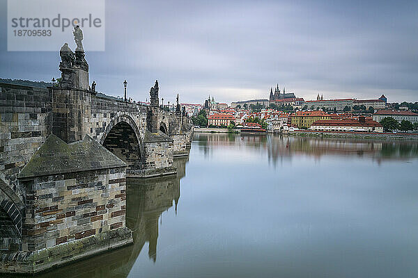 Prager Burg und Karlsbrücke über die Moldau in der Stadt  UNESCO-Weltkulturerbe  Prag  Böhmen  Tschechische Republik (Tschechien)  Europa