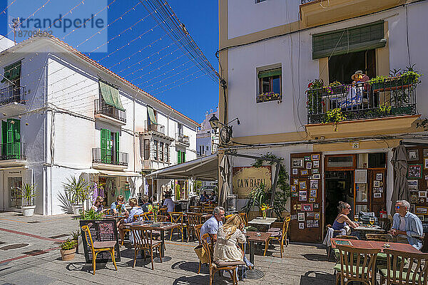 Blick auf Bar und Restaurant im Stadtteil Dalt Vila  Ibiza-Stadt  Eivissa  Balearen  Spanien  Mittelmeer  Europa
