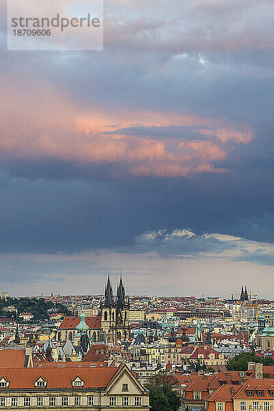Kirche Unserer Lieben Frau vor Tyn bei Sonnenuntergang  UNESCO-Weltkulturerbe  Prag  Böhmen  Tschechische Republik (Tschechien)  Europa