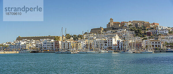 Blick auf Dalt Vila und die Kathedrale vom Hafen  UNESCO-Weltkulturerbe  Ibiza-Stadt  Eivissa  Balearen  Spanien  Mittelmeer  Europa