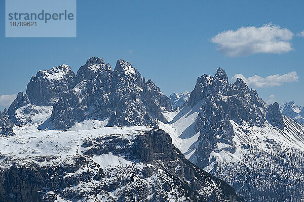 Monte Cristallo an einem sonnigen Tag mit Schnee bedeckt  Cortina d'Ampezzo  Dolomiten  Belluno  Italien  Europa