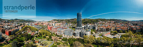 Luftpanorama von Bilbao  einer Industriehafenstadt im Norden Spaniens  umgeben von grünen Bergen  der De-facto-Hauptstadt des Baskenlandes  Spaniens und Europas