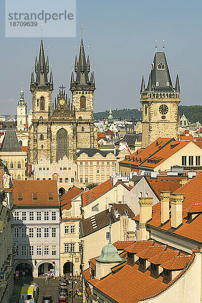 Altstädter Rathausturm und Kirche Unserer Lieben Frau vor Tyn  UNESCO-Weltkulturerbe  Prag  Böhmen  Tschechische Republik (Tschechien)  Europa