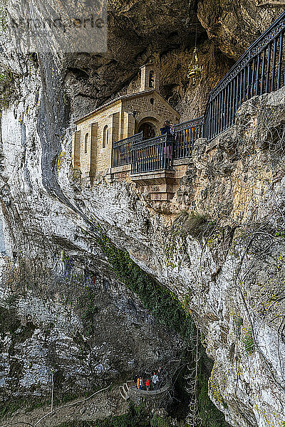 Heiligtum unterhalb der BasA?lica de Santa MarA?a la Real de Covadonga  Nationalpark Picos de Europa  Asturien  Spanien  Europa