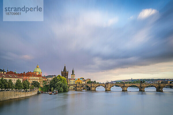 Karlsbrücke und Altstädter Brückenturm  UNESCO-Weltkulturerbe  Prag  Böhmen  Tschechische Republik (Tschechien)  Europa
