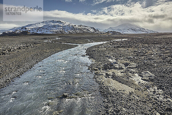 Schneebedeckte Berge und der Geita-Fluss im frühen Winter  am Fuße der Langjökull-Eiskappe  im westlichen Hochland  Westisland  Polarregionen