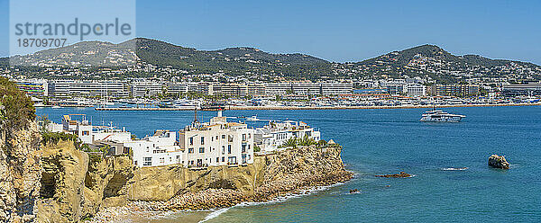 Blick von Dalt Vila auf das Meer  Ibiza-Stadt  Eivissa  Balearen  Spanien  Mittelmeer  Europa