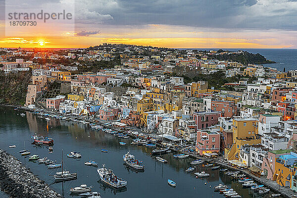 Sonnenuntergang auf Marina Corricella  dem berühmten bunten Fischerdorf auf der Insel Procida  Tyrrhenisches Meer  Bezirk Neapel  Bucht von Neapel  Region Kampanien  Italien  Europa