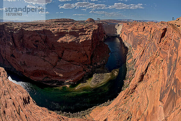 Glen Canyon Dam vom Hauptaussichtspunkt südlich des Staudamms aus gesehen  Page  Arizona  Vereinigte Staaten von Amerika  Nordamerika