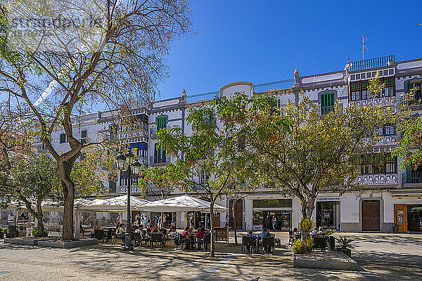 Blick auf Restaurants und Cafés auf dem Platz Vara de Rei  UNESCO-Weltkulturerbe  Ibiza-Stadt  Eivissa  Balearen  Spanien  Mittelmeer  Europa