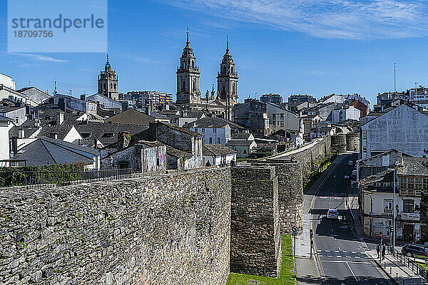Blick von der römischen Stadtmauer von Lugo und seiner Kathedrale  UNESCO-Weltkulturerbe  Lugo  Galizien  Spanien  Europa